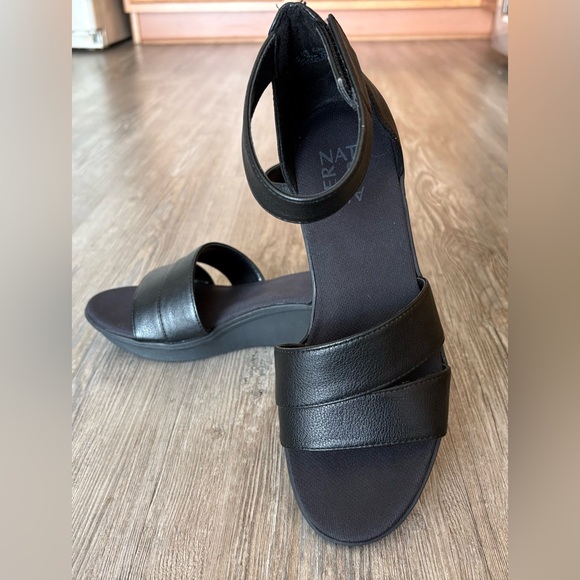 NATURALIZER STRAPPY BLACK FAUX LEATHER OPEN TOE BLACK SANDAL 7.5 LIKE NEW - Picture 2 of 12